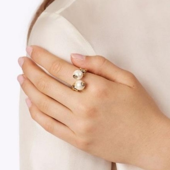 ★ Tory Burch Rope Logo Faux Pearl Gold Ring Size 8 - Picture 3 of 7